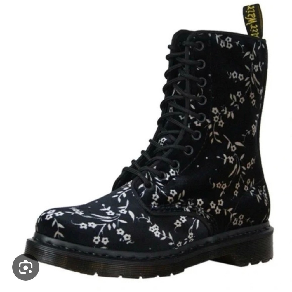 Dr. Martens 1490 "Avery" Velvet Cherry Blossom SZ 6US